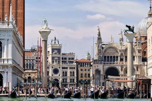 Venezia e le sue origini: 1600 anni di storia straordinaria 9 Venezia colonne di San Marco e San Teodoro