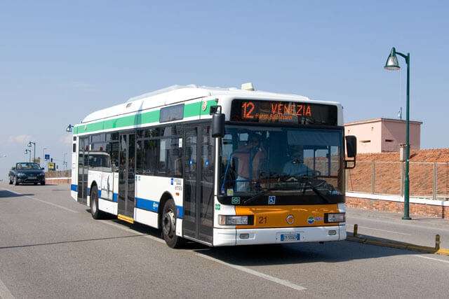 Come arrivare a Venezia nel 2026: guida completa a parcheggi, trasporti e costi 10 Bus Venezia