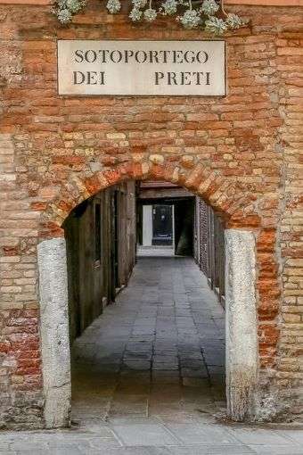 Fascino e Mistero a Venezia: 5 luoghi legati a storie inquietanti 3 Venezia mistero del cuore di pietra