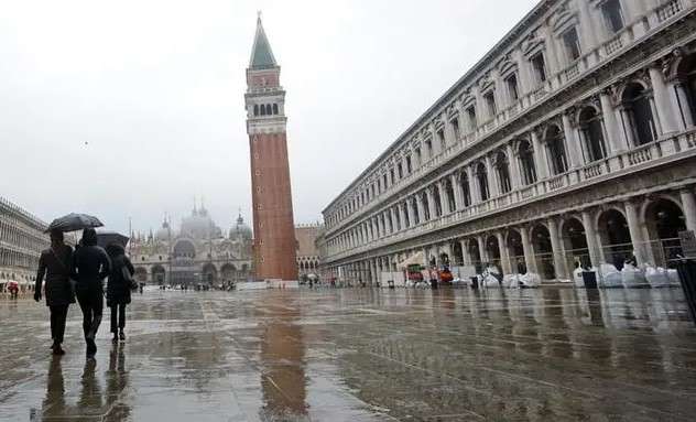 Acqua alta e pioggia a Venezia