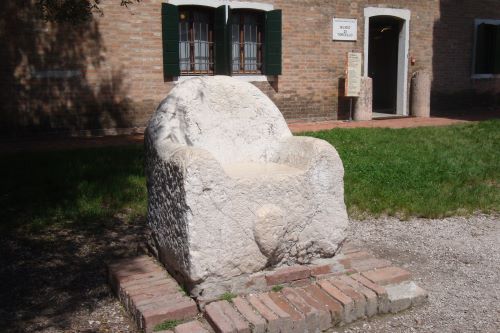 Isole Minori di Venezia: 12 mete alternative lontane dalla folla 10 Torcello - trono di pietra