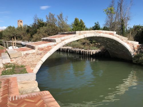 Isole Minori di Venezia: 12 mete alternative lontane dalla folla 9 Torcello - ponte del diavolo