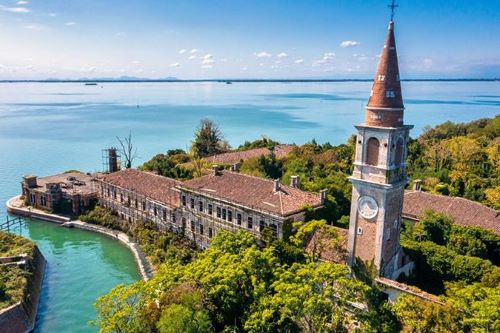 Poveglia - vista aerea della chiesa