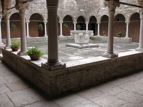 Isole Minori di Venezia: 12 mete alternative lontane dalla folla 13 San Francesco del Deserto - chiostro