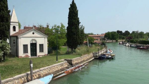 Isole Minori di Venezia: 12 mete alternative lontane dalla folla 22 Vignole - Chiesa