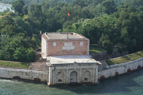 Isole Minori di Venezia: 12 mete alternative lontane dalla folla 24 Forte di Sant'Andrea Isola delle Vignole