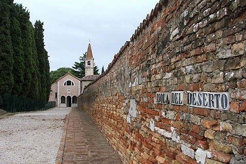 Isole Minori di Venezia: 12 mete alternative lontane dalla folla 12 San Francesco del Deserto - viatico