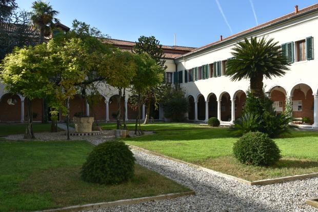 Isole Minori di Venezia: 12 mete alternative lontane dalla folla 36 San Lazzaro degli Armeni - chiostro