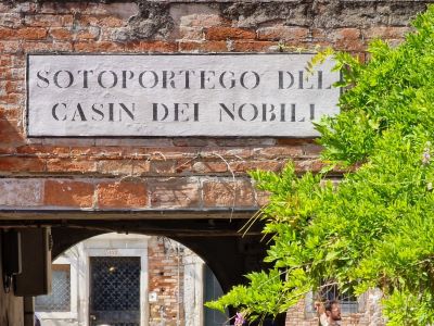 Nizioleti Veneziani, testimonianza affascinante di un tempo passato 13 Casin dei nobili